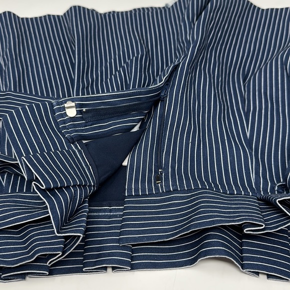 ALICE + OLIVIA Laurine belted striped linen-blend shorts - Picture 5 of 12